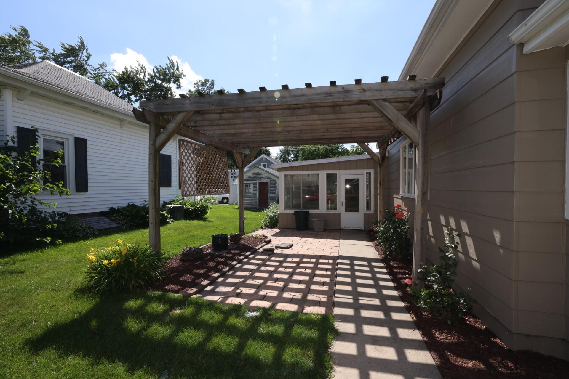 209 Linn Street Property Photo 4