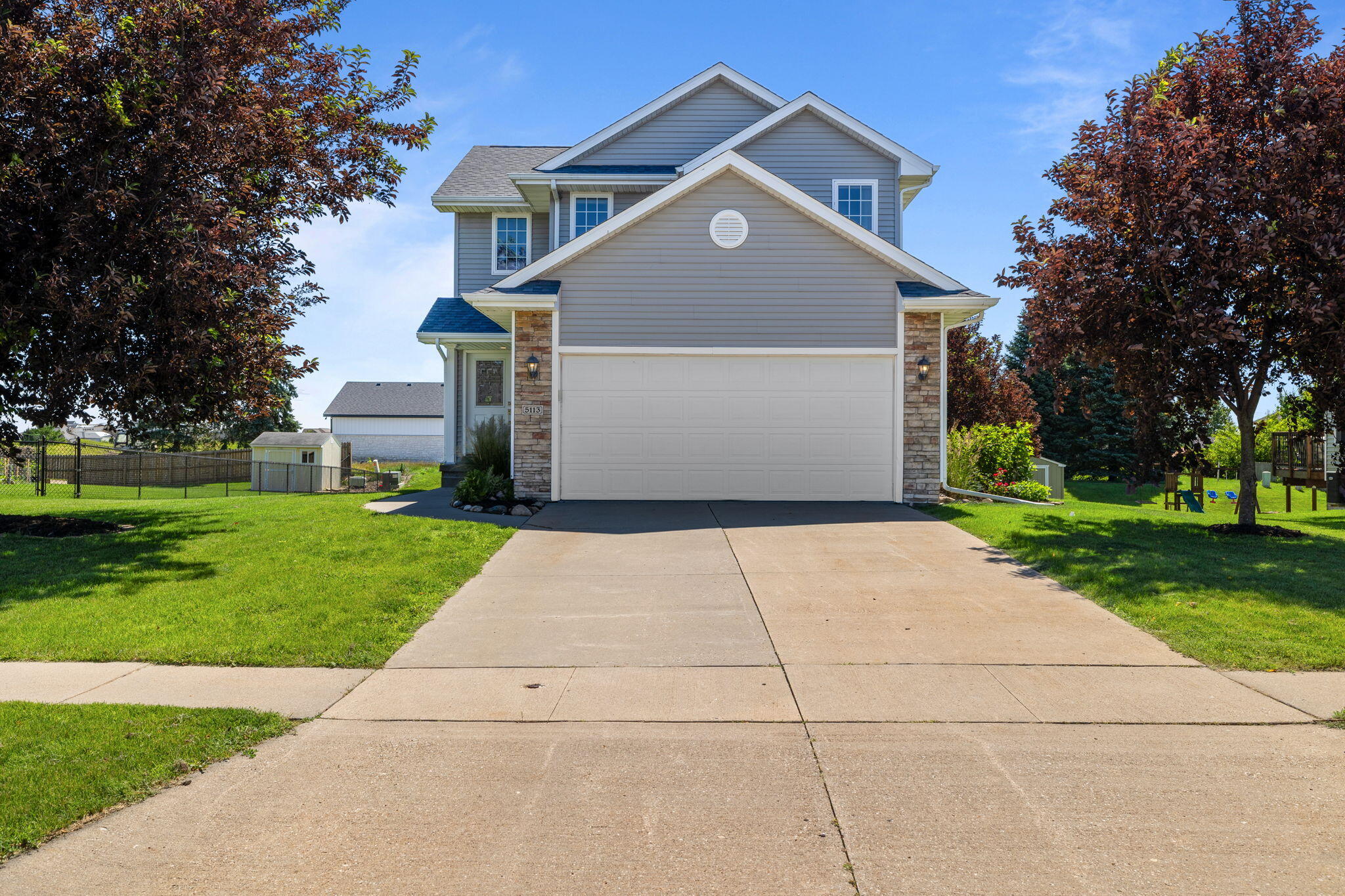5113 NE Ledgestone Court Property Photo 1