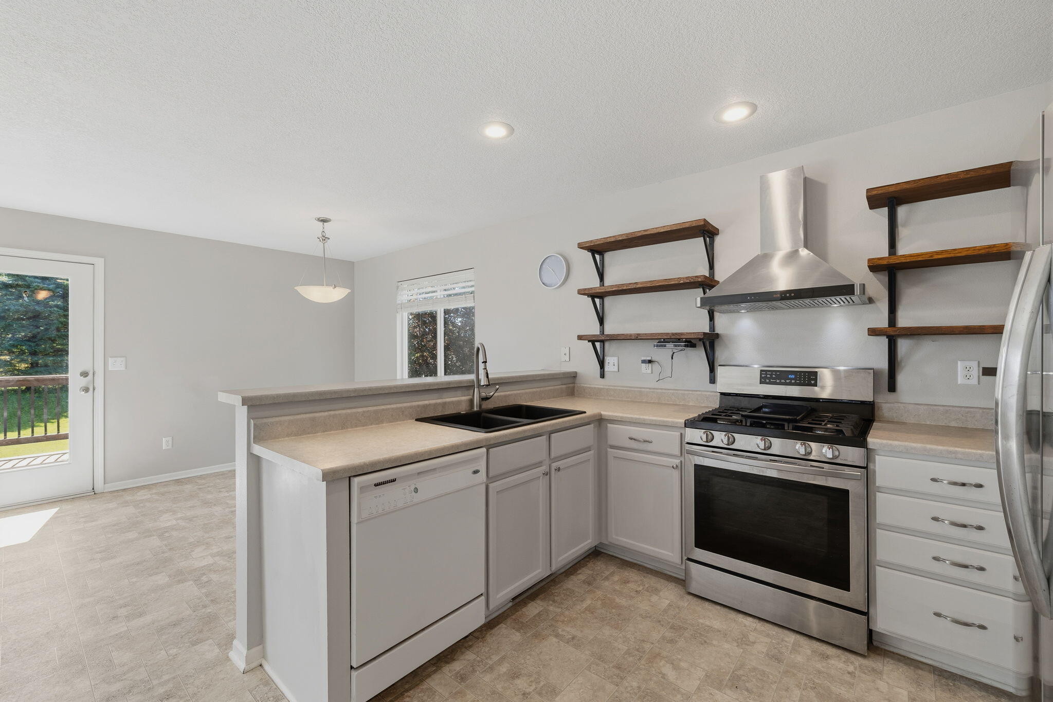 5113 Ne Ledgestone Court Property Photo 9