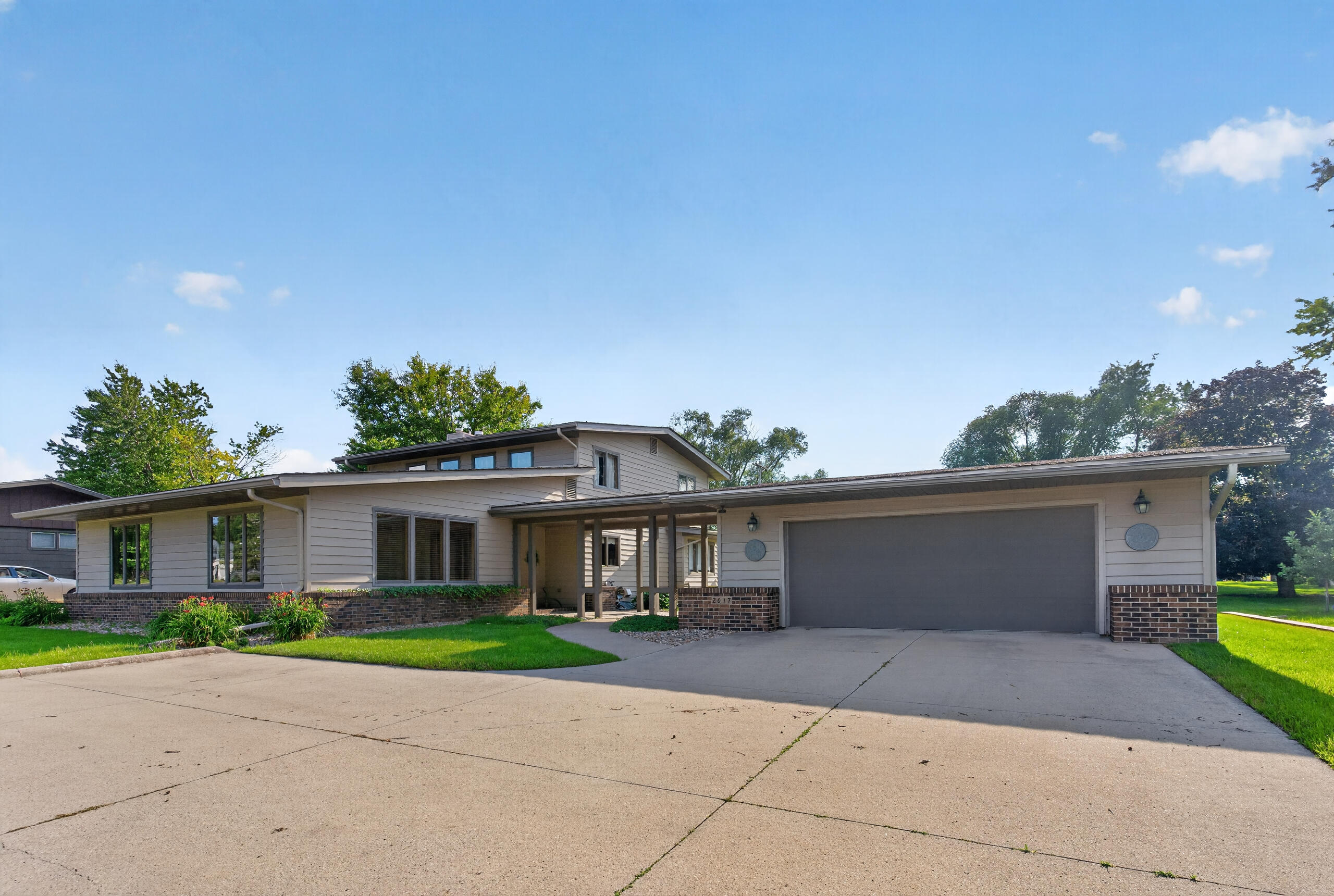 2017 Duff Avenue Property Photo 1