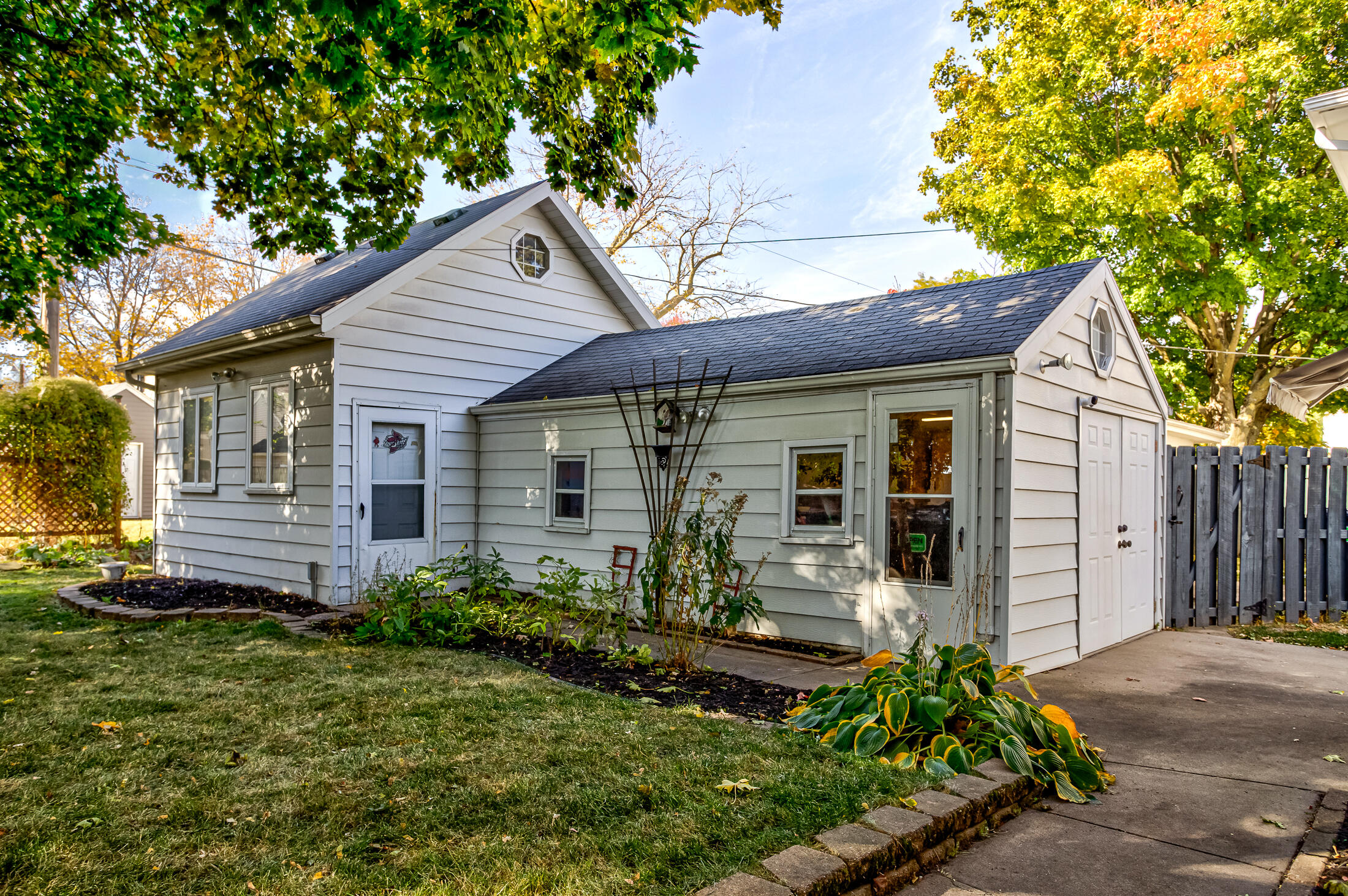 1225 Harding Avenue Property Photo 3
