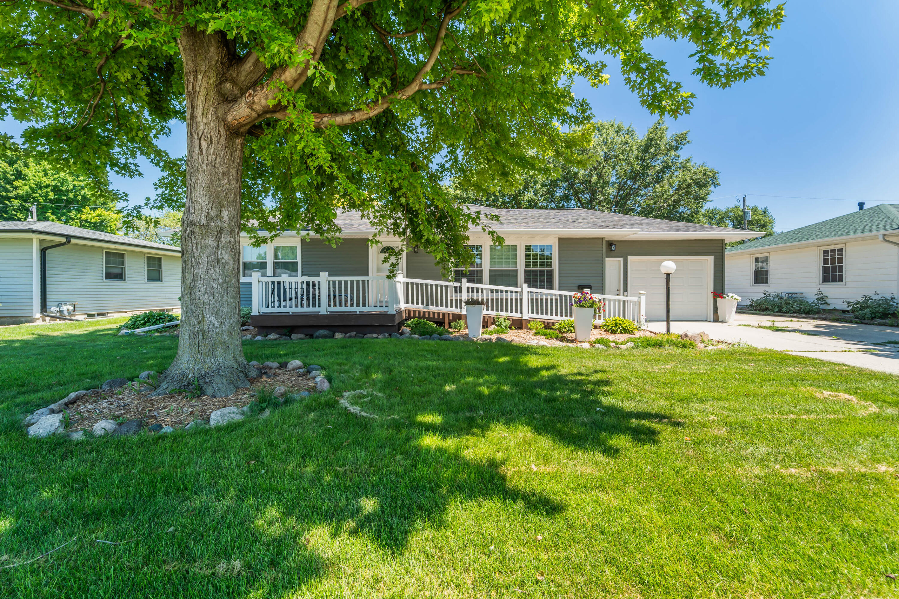 719 15th Street Place Property Photo 1