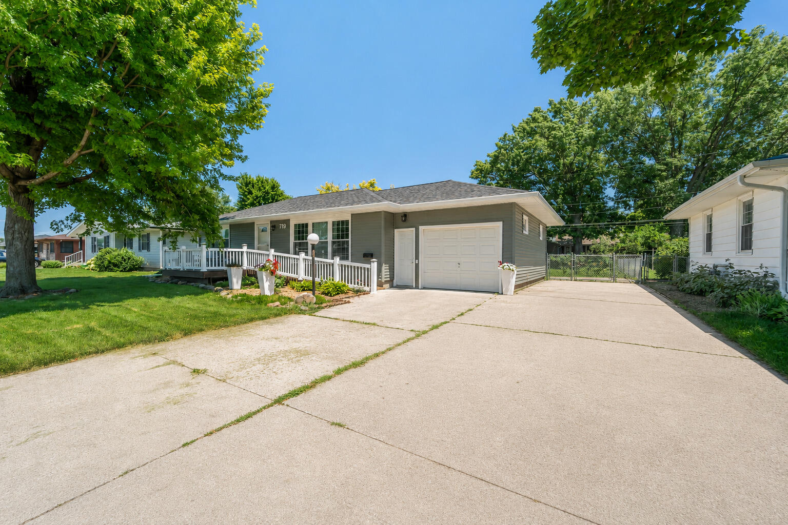 719 15th Street Place Property Photo 3