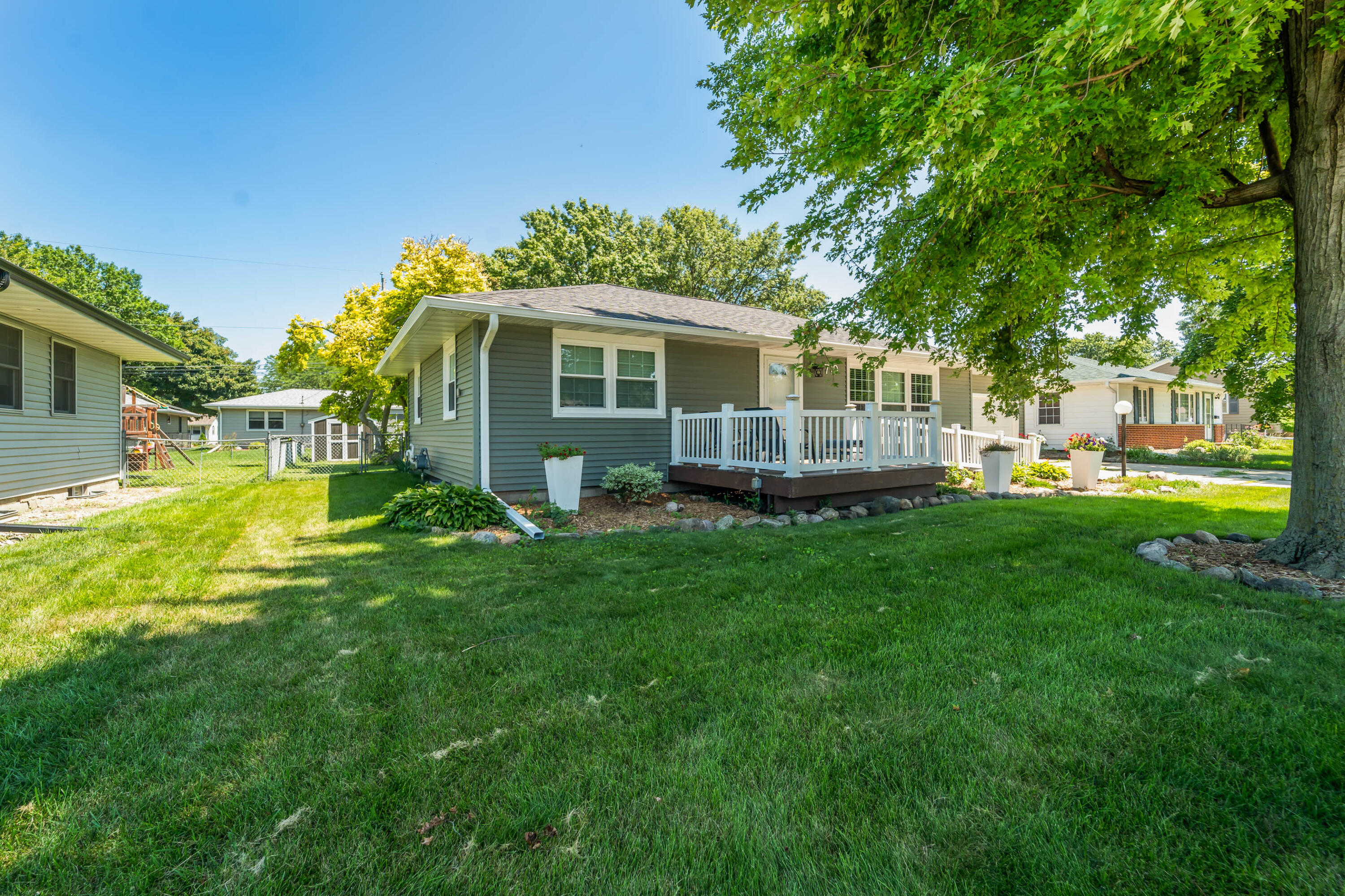 719 15th Street Place Property Photo 5