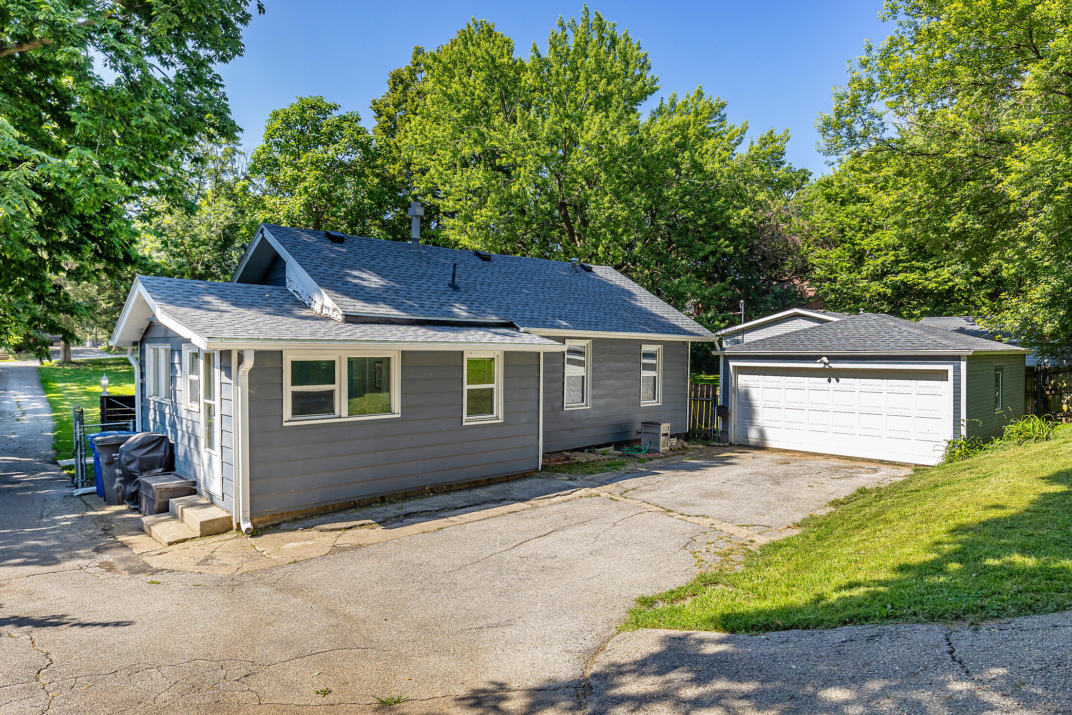 2751 Sheridan Avenue Property Photo 2