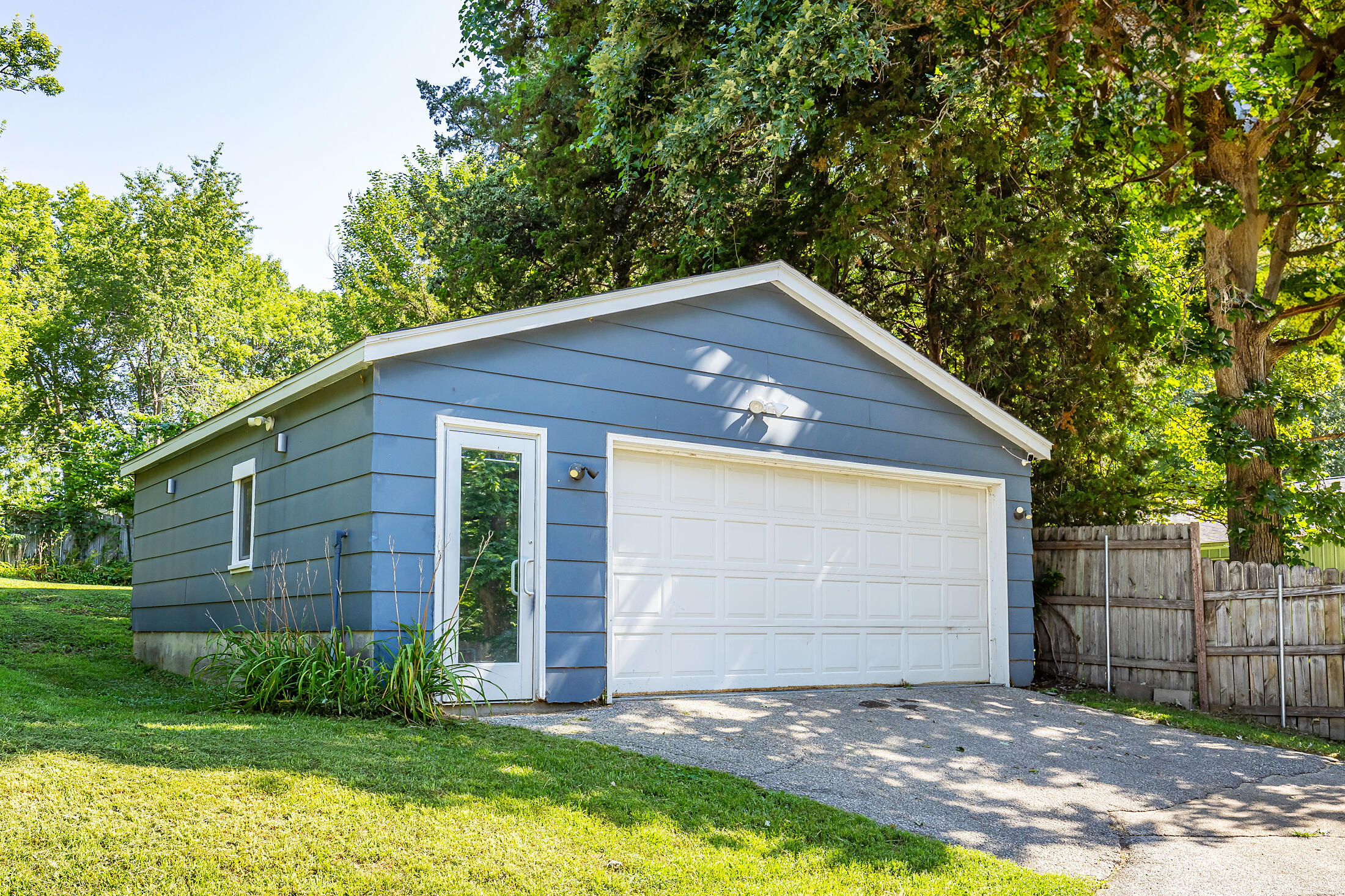 2751 Sheridan Avenue Property Photo 4