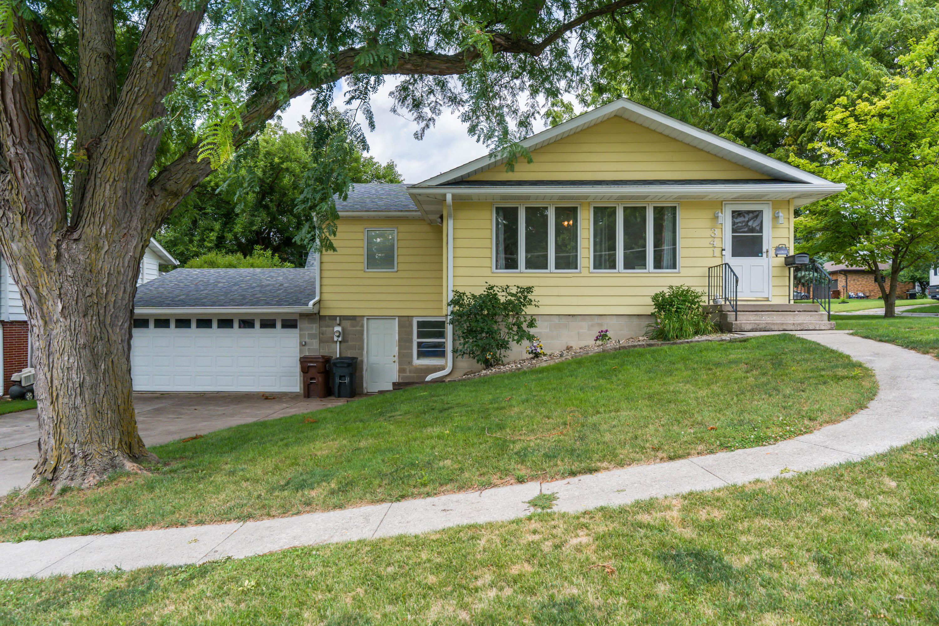 341 E Avenue Property Photo 1