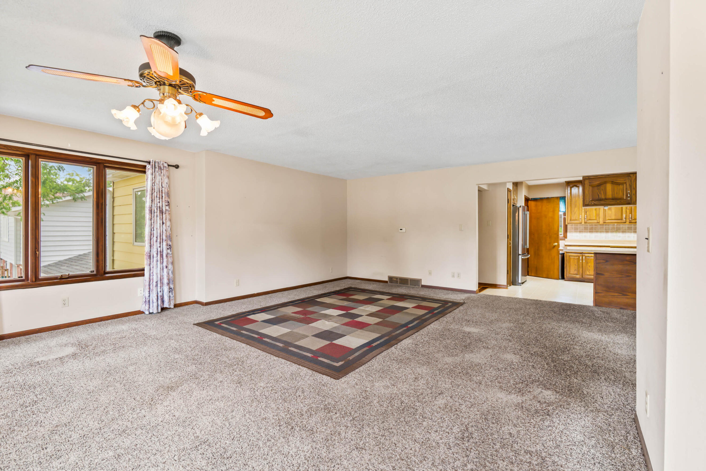341 E Avenue Property Photo 5
