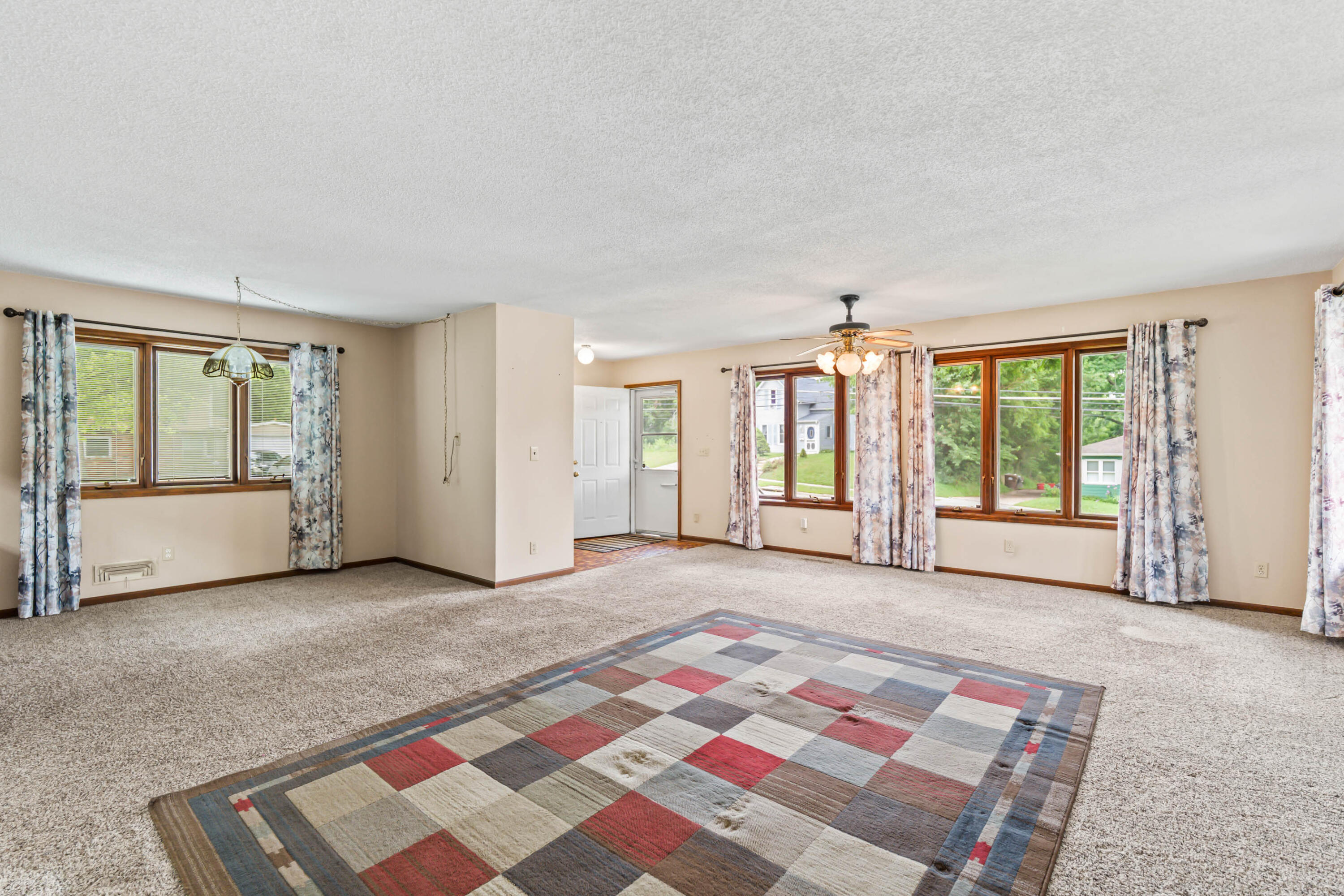 341 E Avenue Property Photo 8