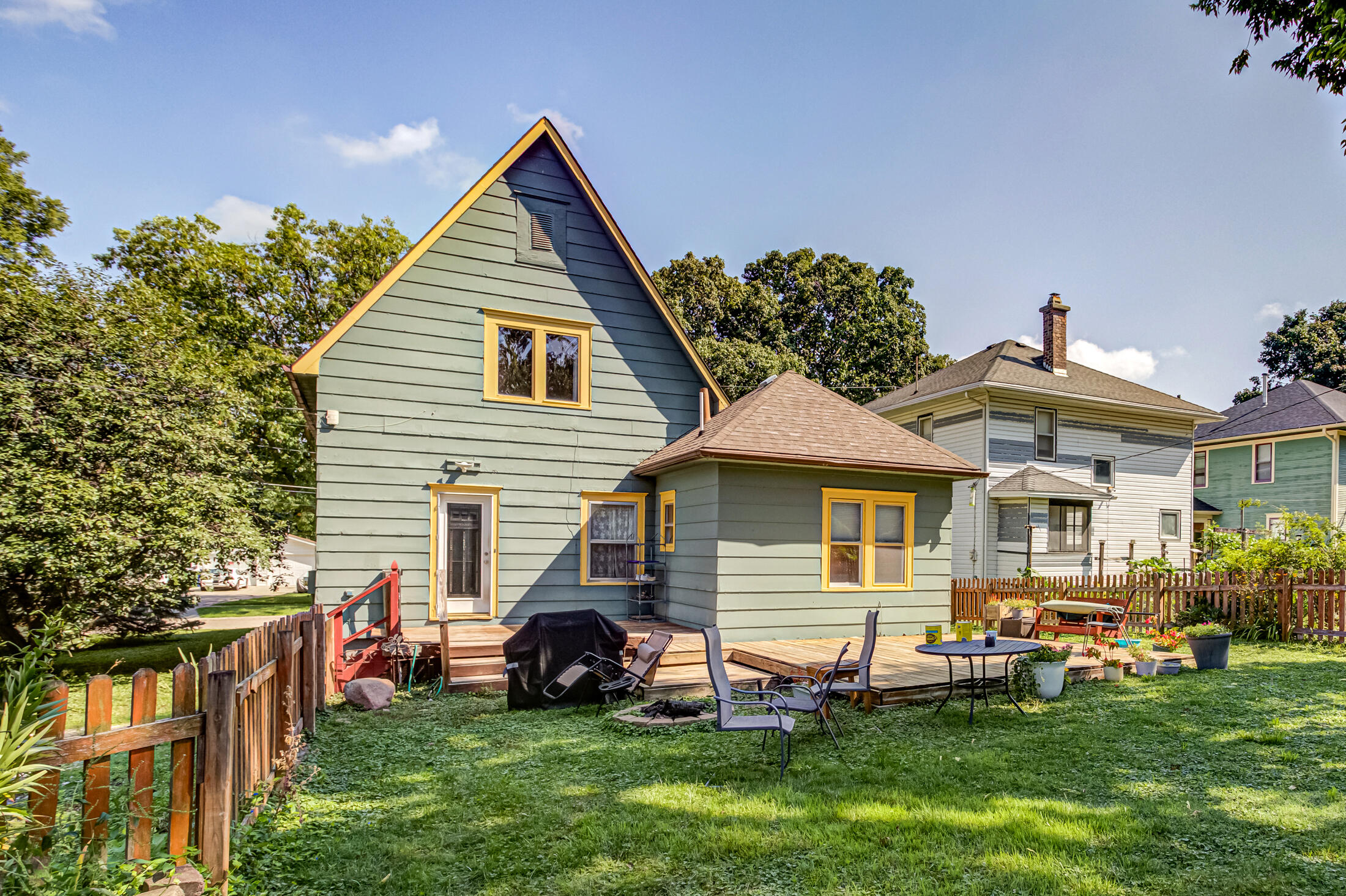 218 E 7th Street Property Photo 4