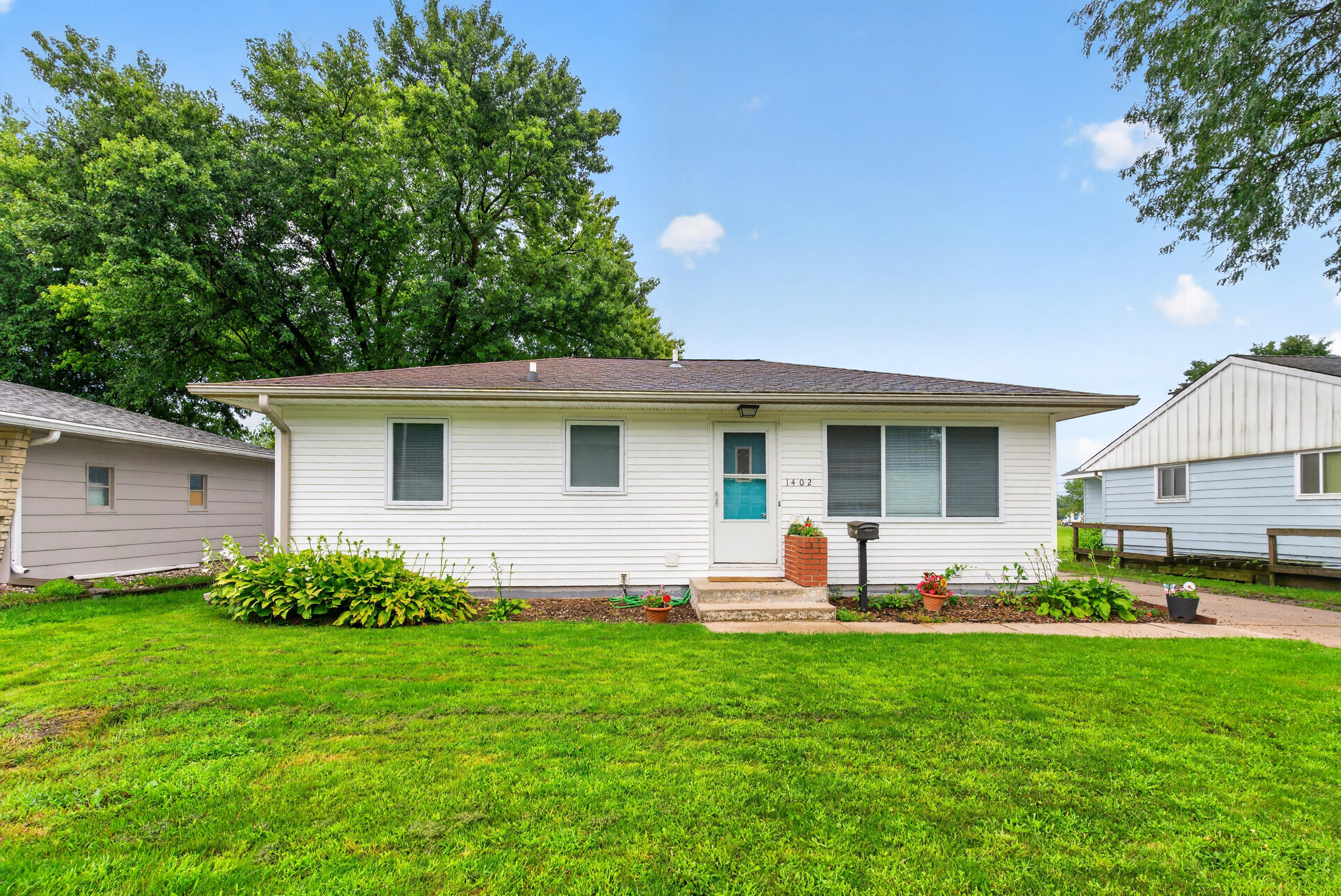 1402 Meadowlane Avenue Property Photo 1