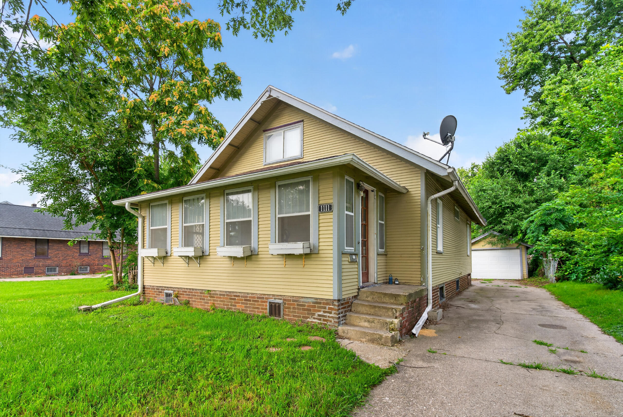 1111 Grand Avenue Property Photo 1