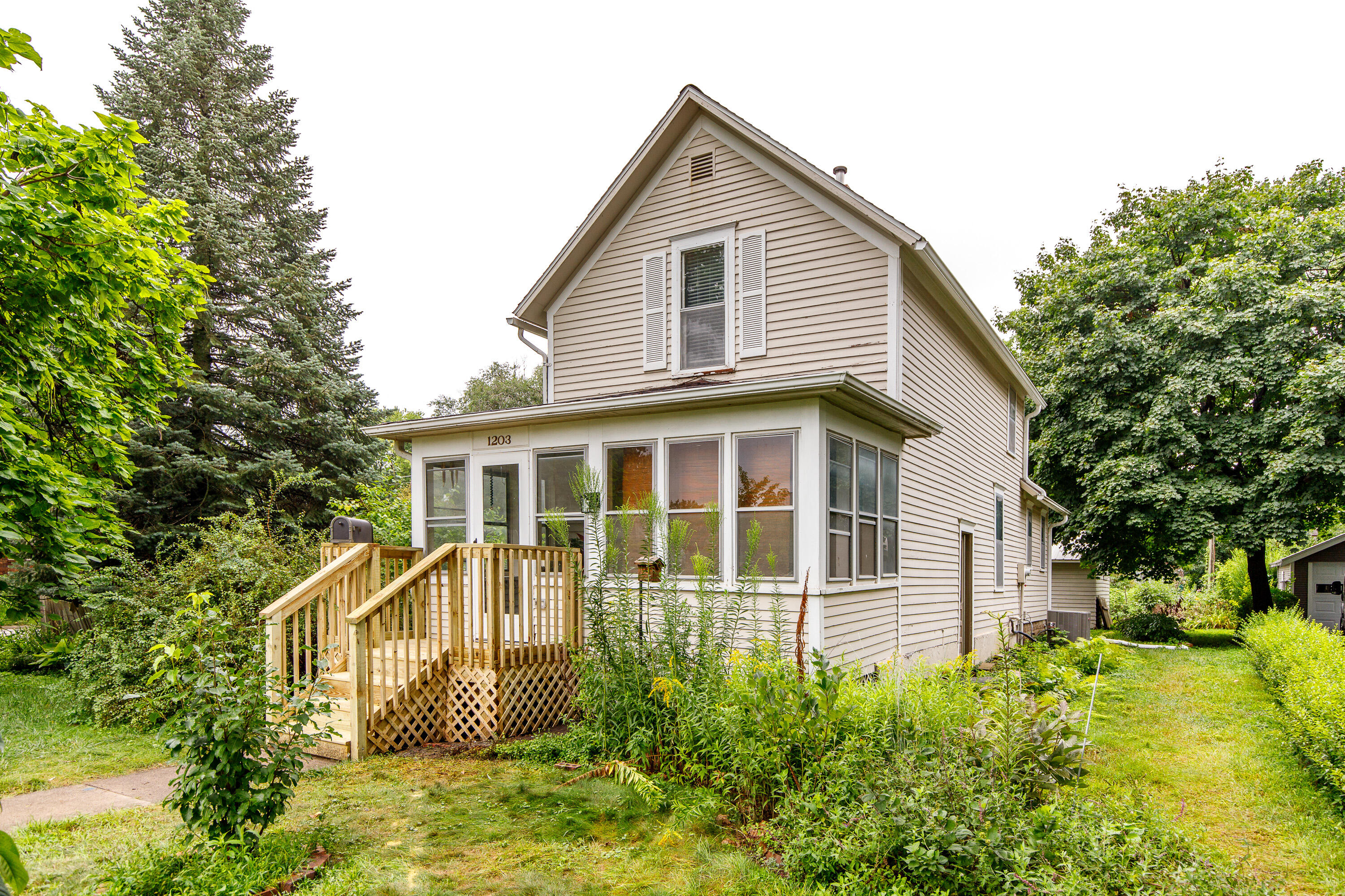1203 Burnett Avenue Property Photo 2