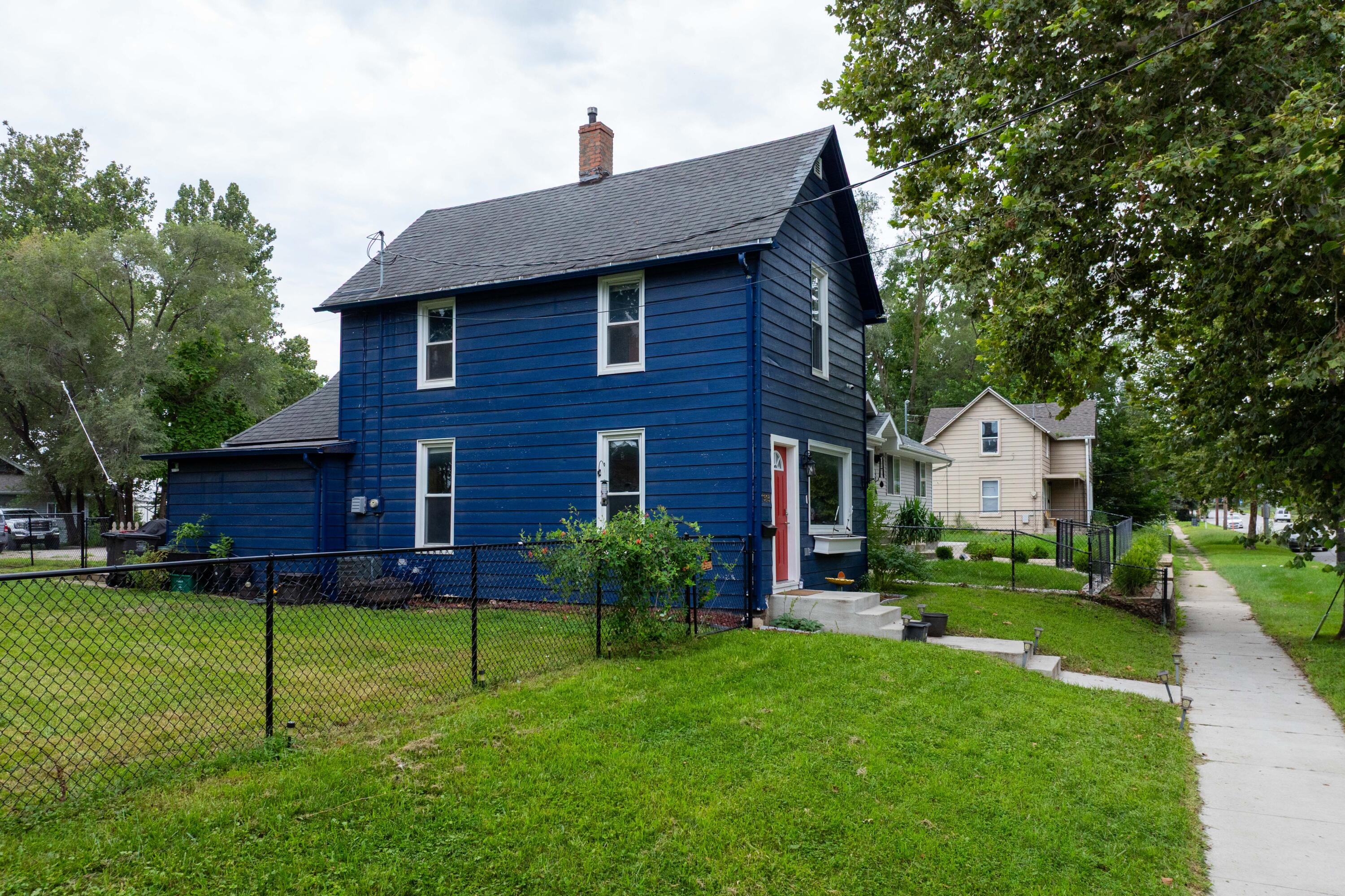 1913 E Walnut Street Property Photo 2