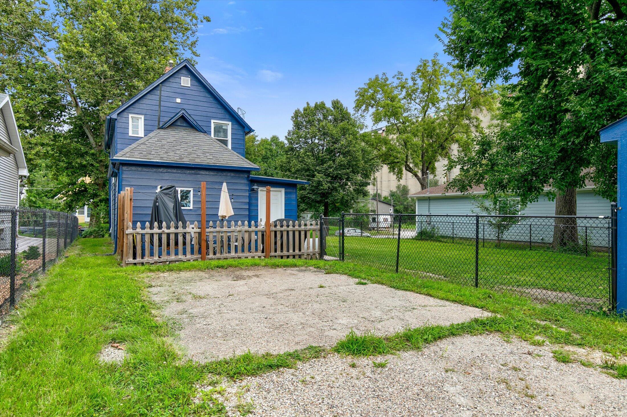 1913 E Walnut Street Property Photo 25