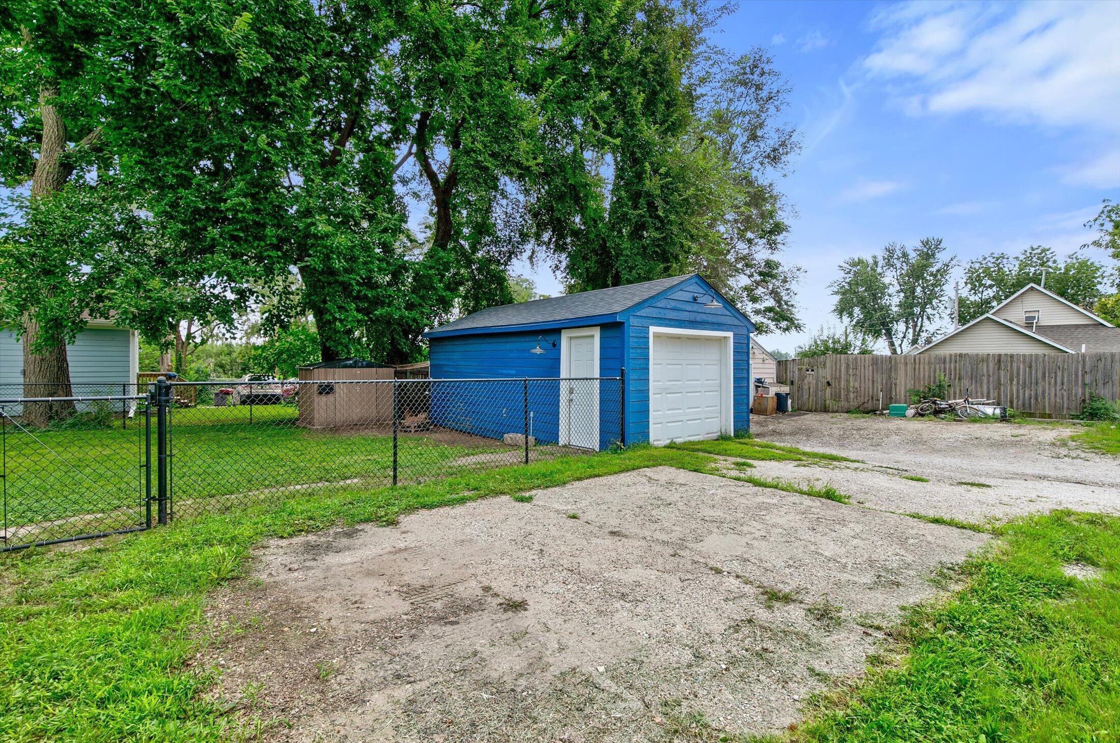 1913 E Walnut Street Property Photo 27