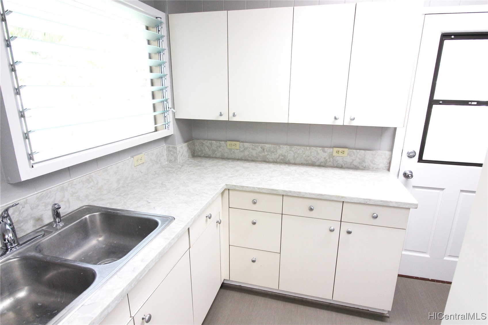 612 Ulumalu Street Property Photo 4