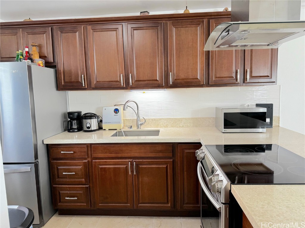1128 Ala Napunani Street 406 Property Photo 6