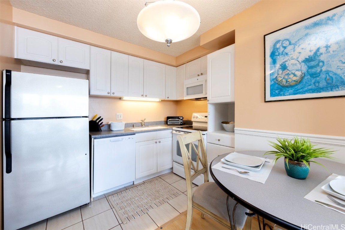 2240 Kuhio Avenue 1303 Property Photo 2