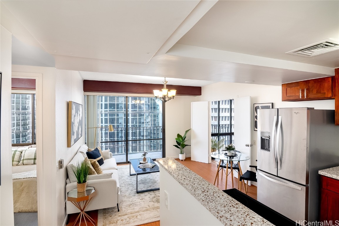 225 Queen Street 22e Property Photo 3