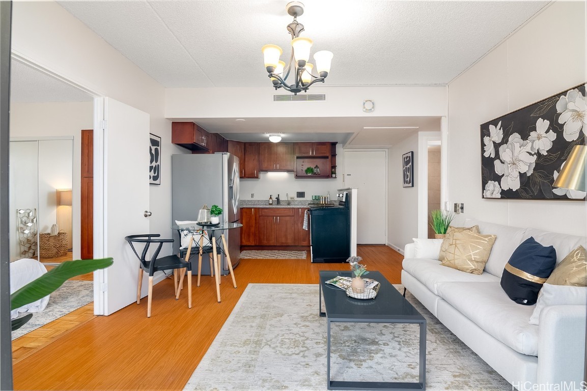 225 Queen Street 22e Property Photo 5