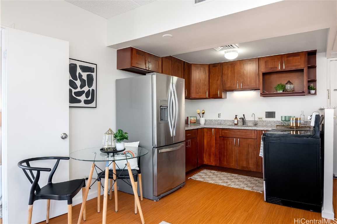 225 Queen Street 22e Property Photo 6