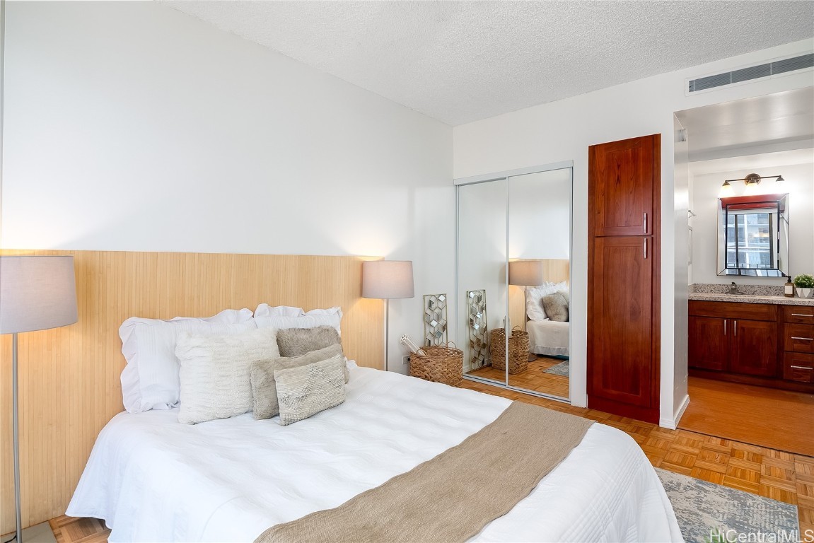 225 Queen Street 22e Property Photo 16