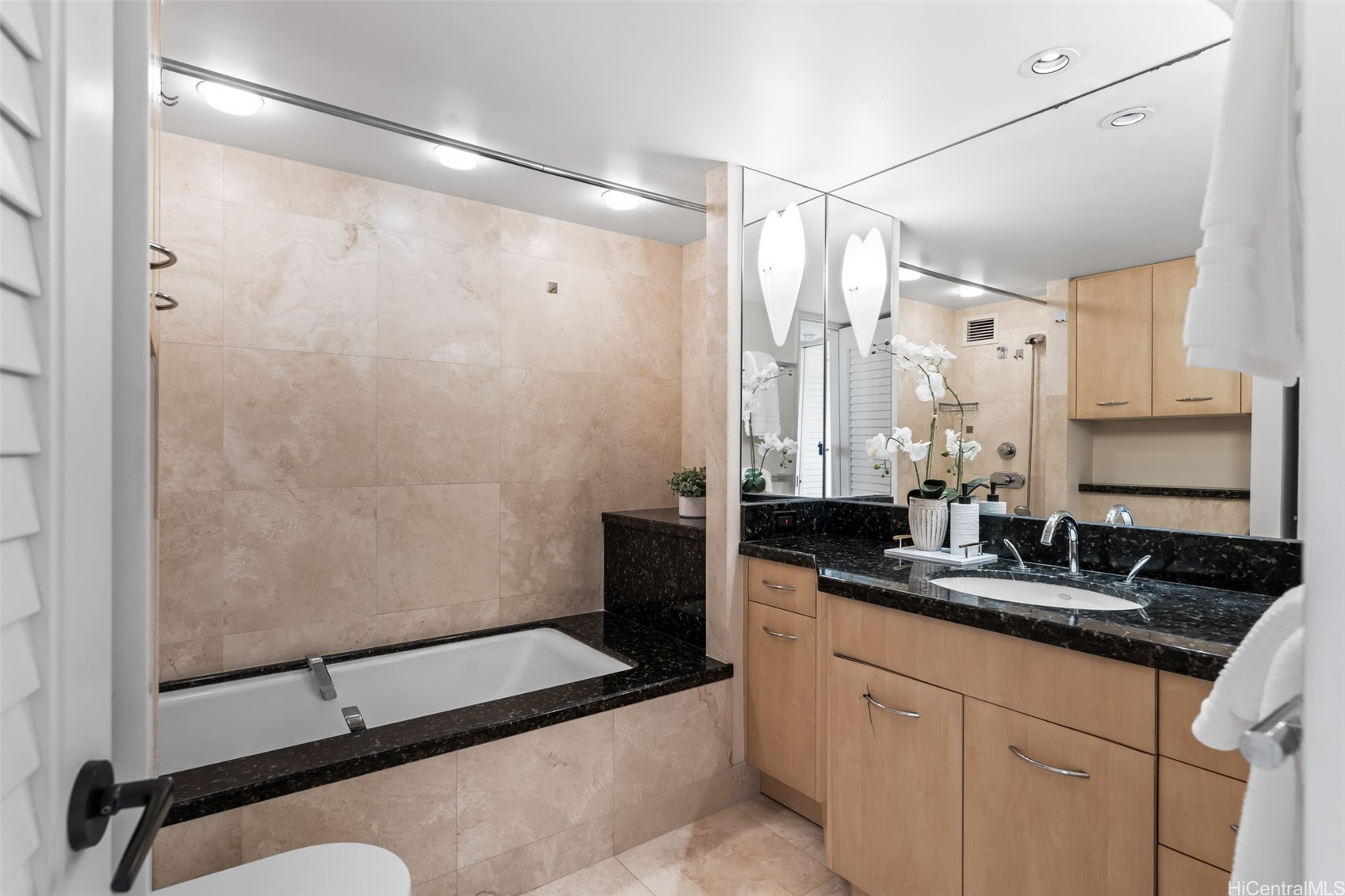 2121 Ala Wai Boulevard Ph-1 Property Photo 20