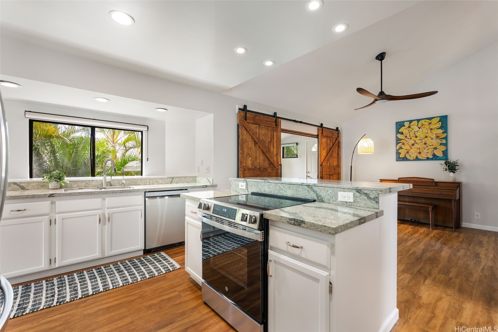 914 Kahena Street Property Photo