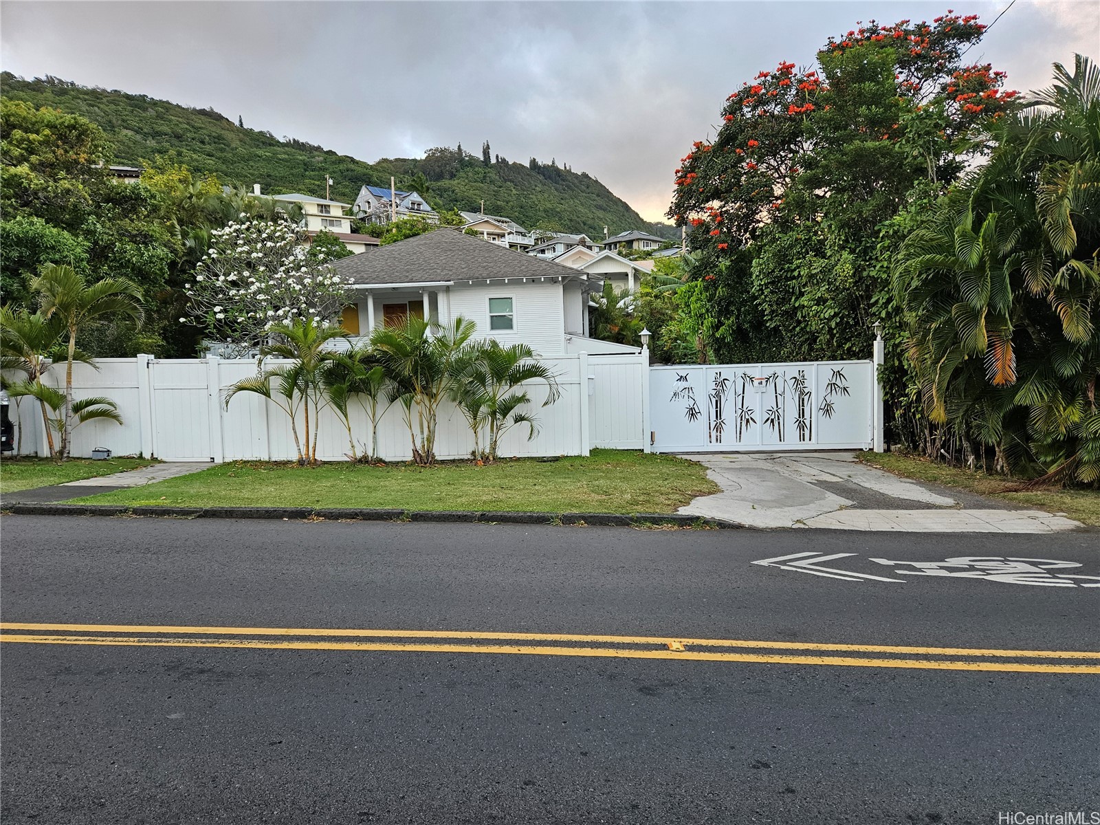 2534 East Manoa Road Property Photo 1