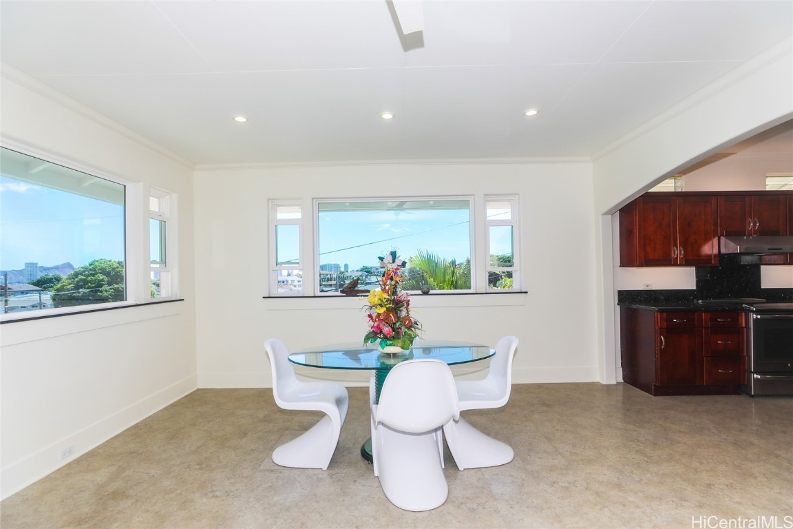 2534 East Manoa Road Property Photo 6