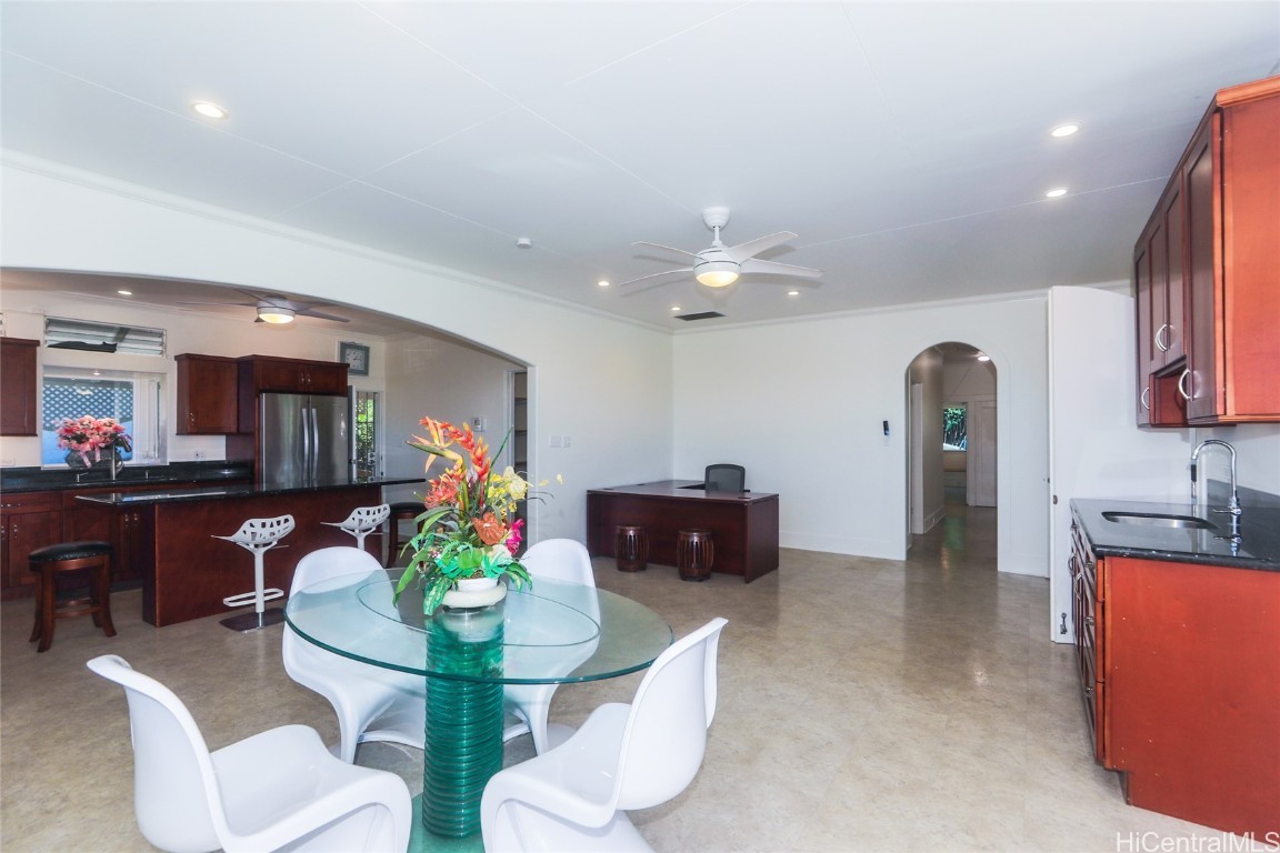 2534 East Manoa Road Property Photo 9