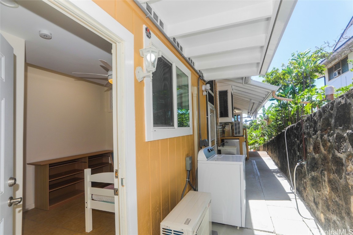 2534 East Manoa Road Property Photo 19
