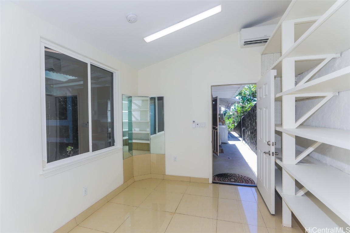 2534 East Manoa Road Property Photo 20