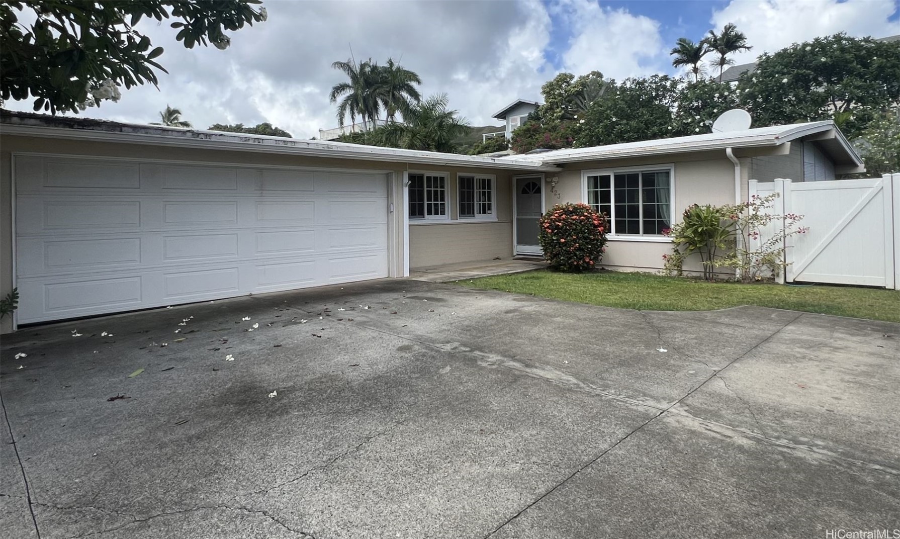 423 Iliaina Street Property Photo