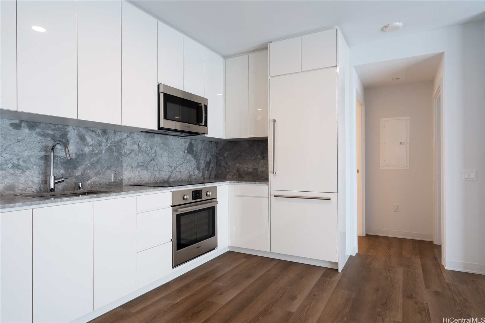 987 Queen Street 2512 Property Photo 1