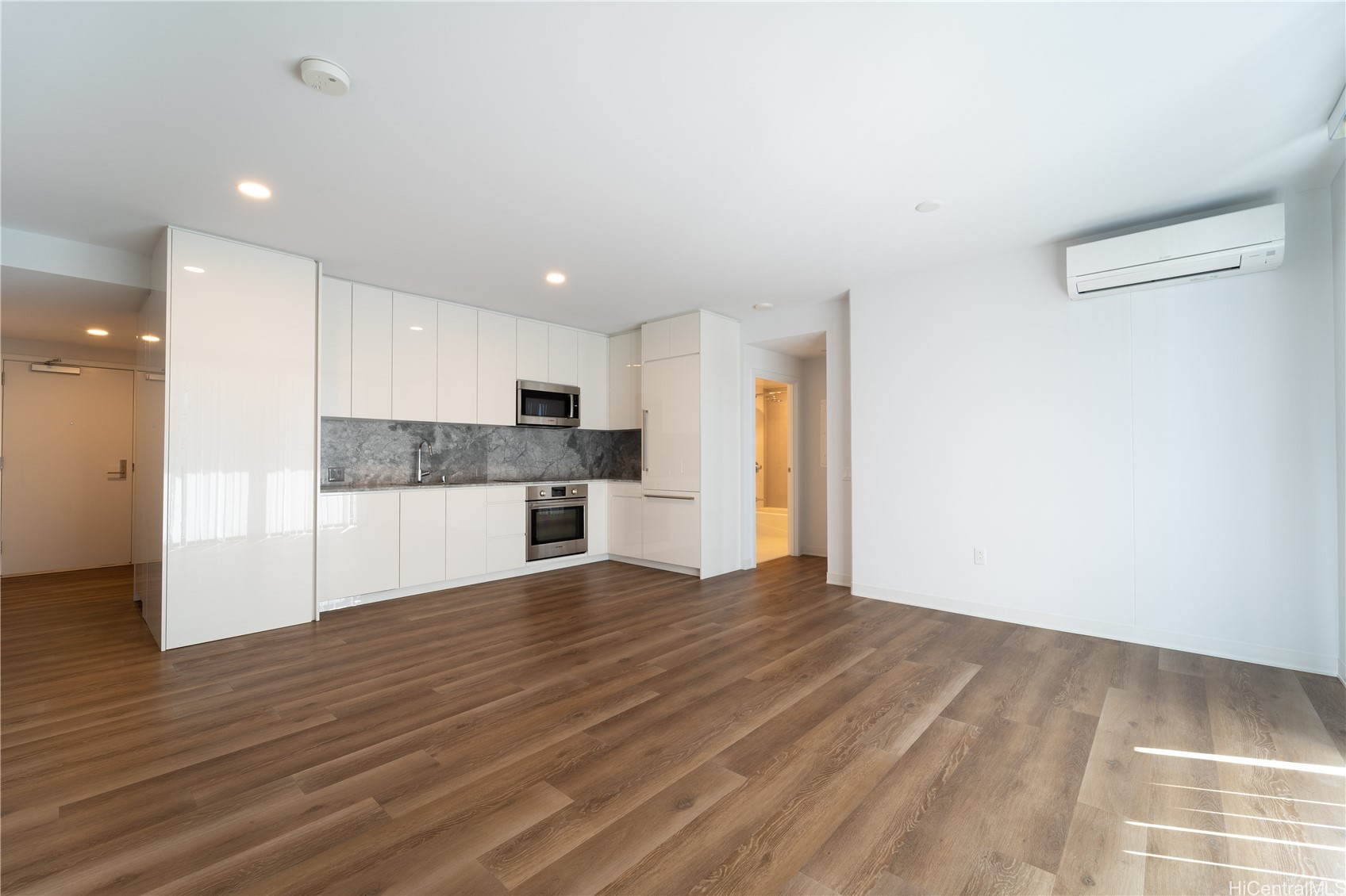 987 Queen Street 2512 Property Photo 3