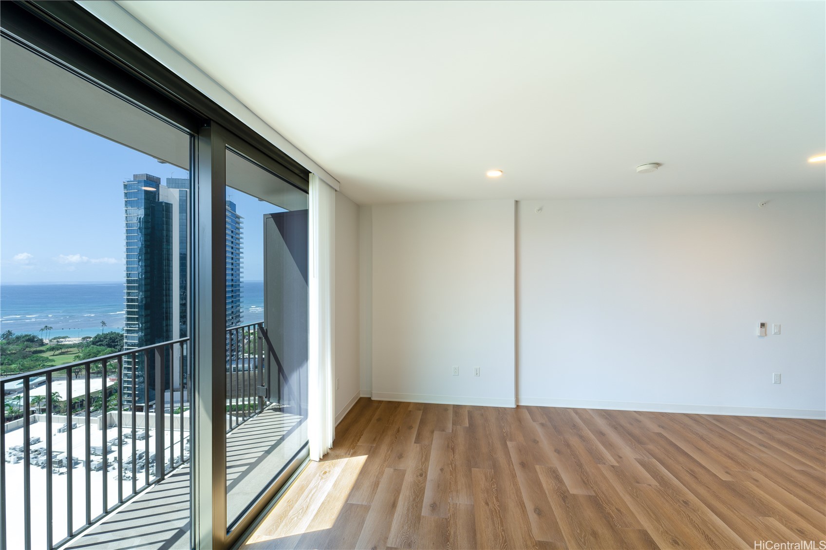 987 Queen Street 2512 Property Photo 4
