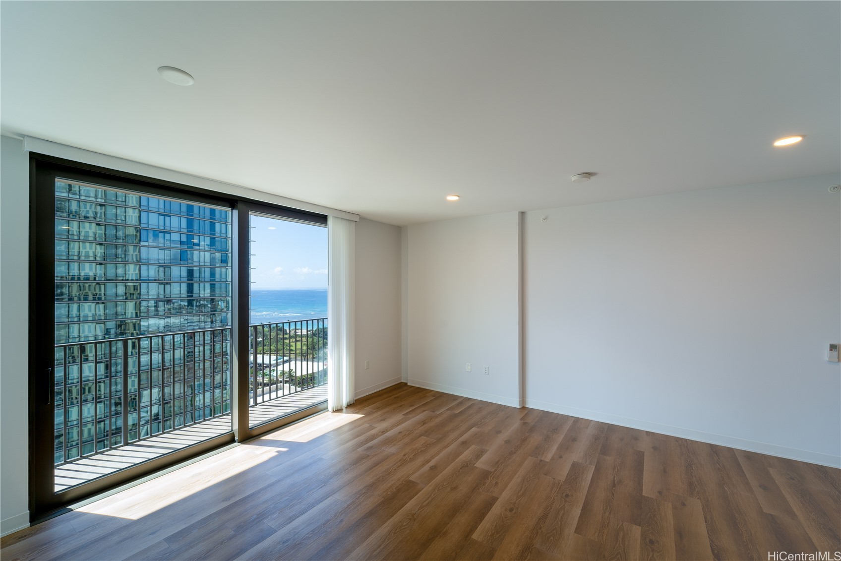 987 Queen Street 2512 Property Photo 5