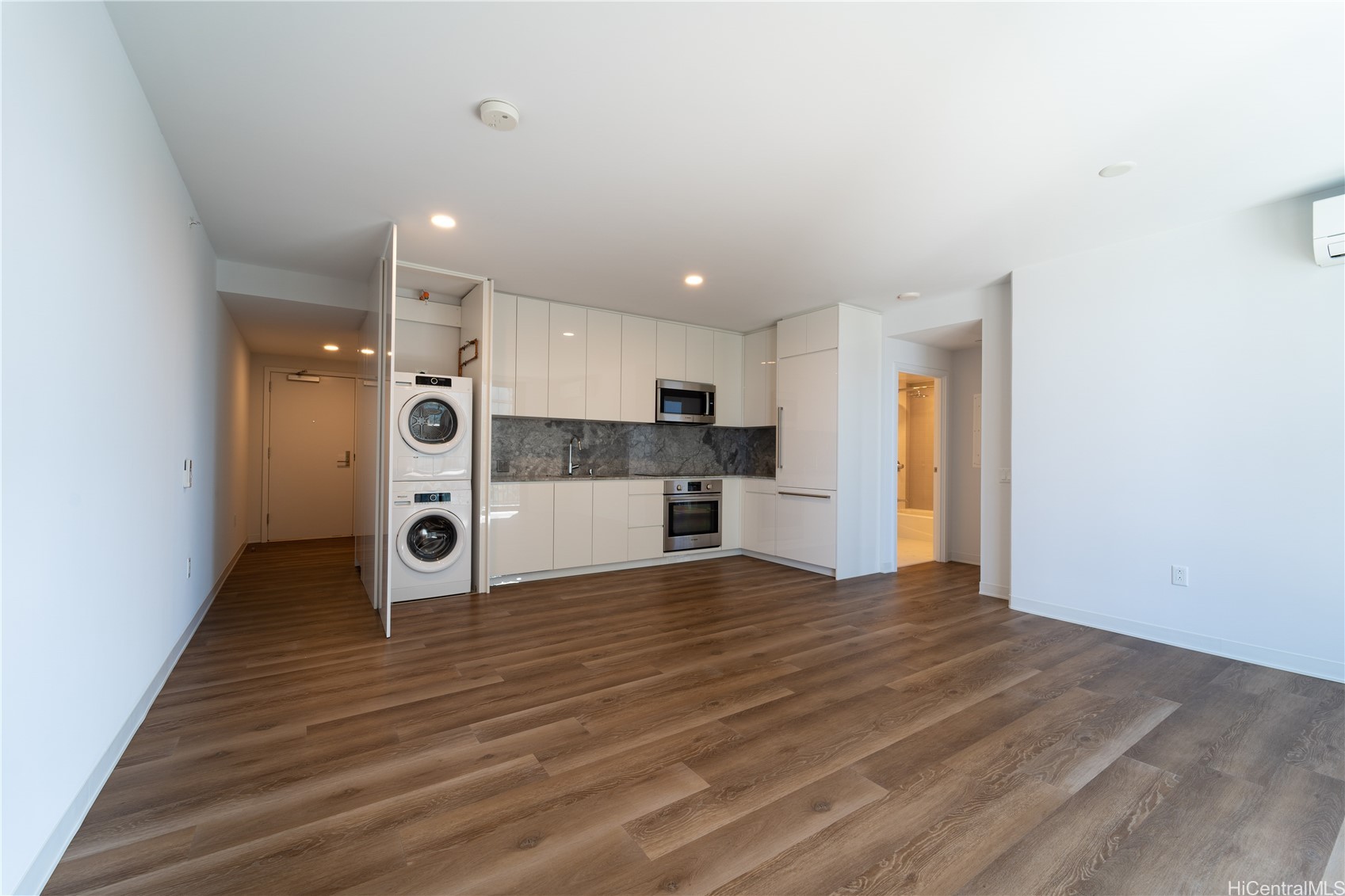 987 Queen Street 2512 Property Photo 7