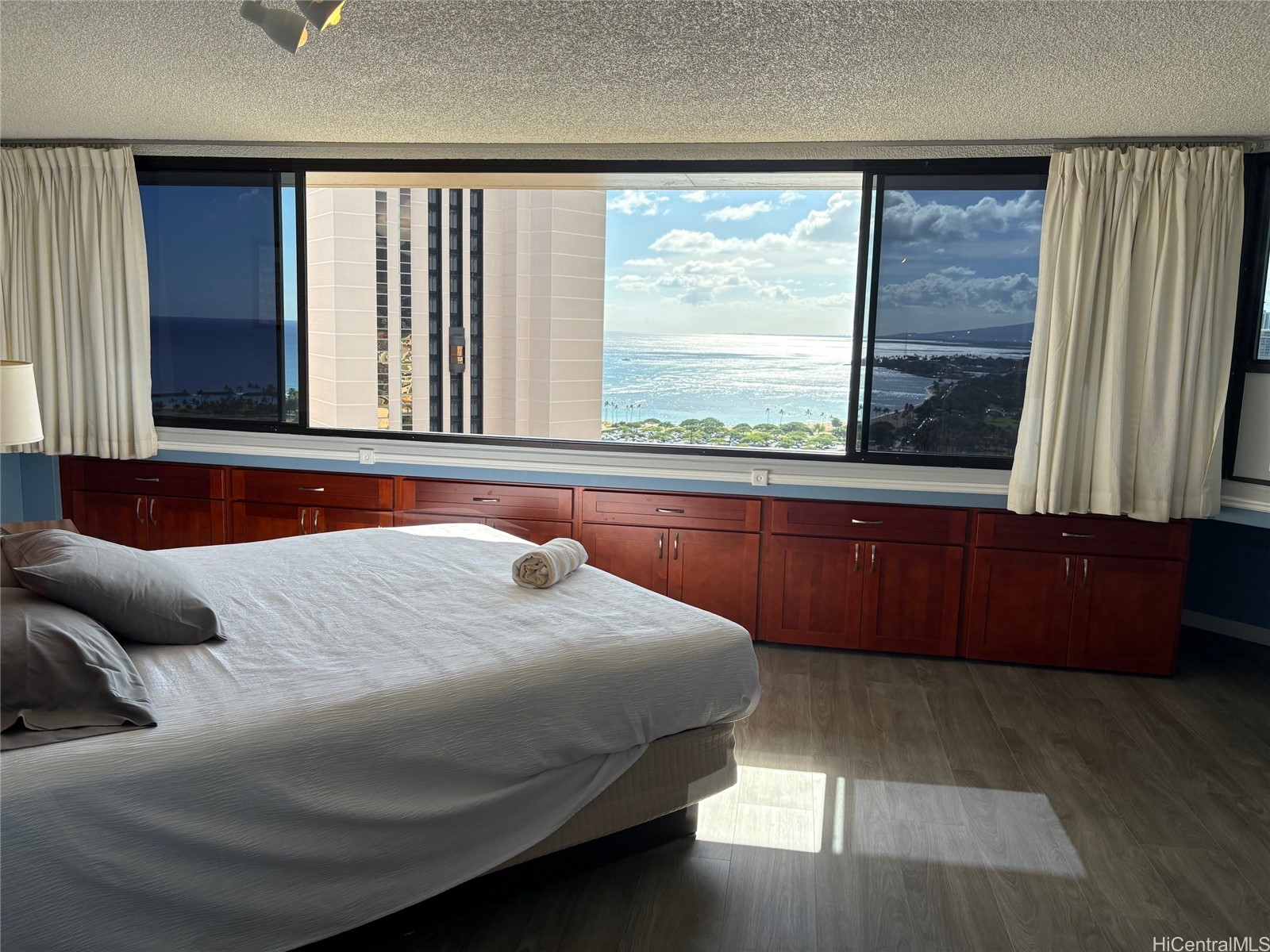 1700 Ala Moana Boulevard 3201 Property Photo 2