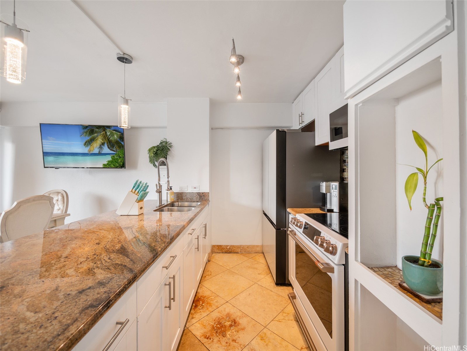 1690 Ala Moana Boulevard 1401 Property Photo 4