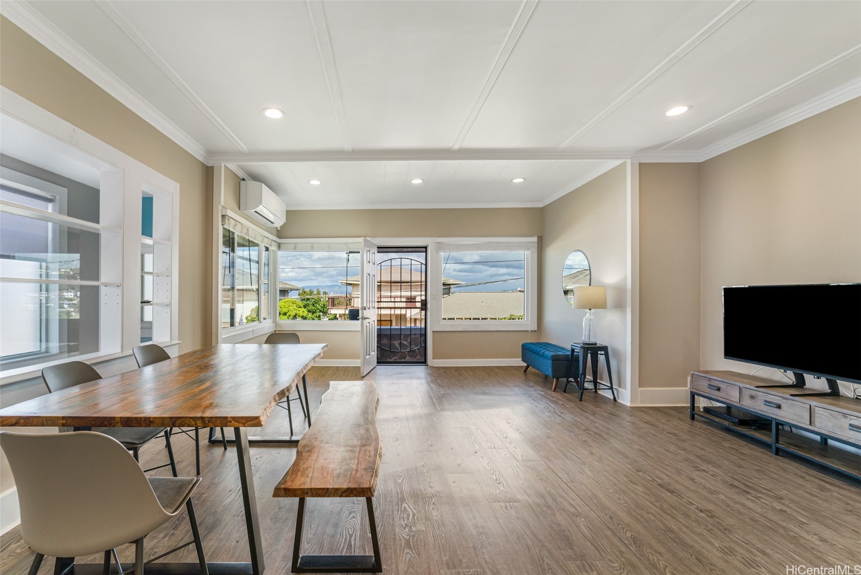 2054 Hillcrest Street Property Photo 2