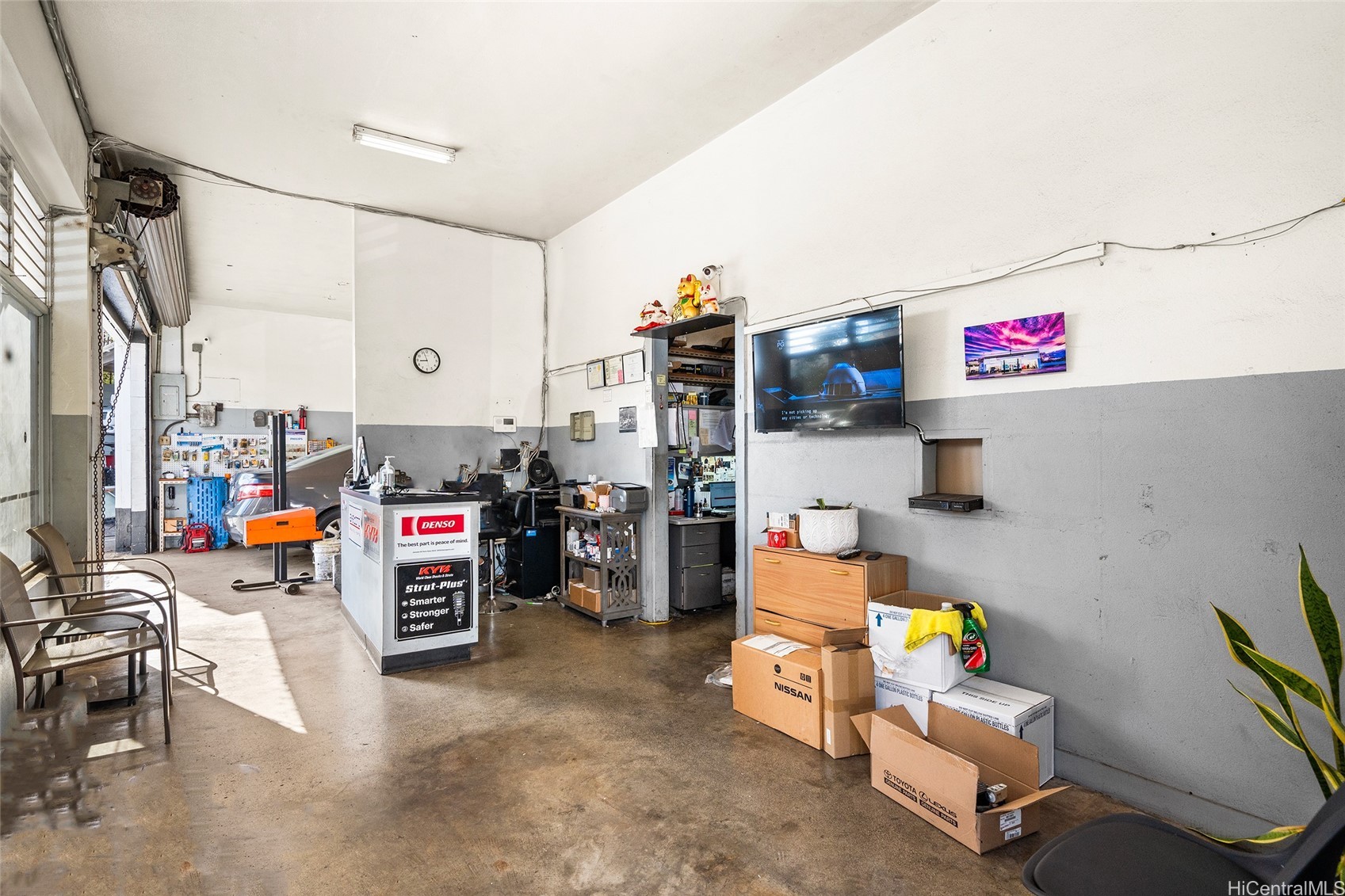 94-825 Waipahu Street Property Photo 6