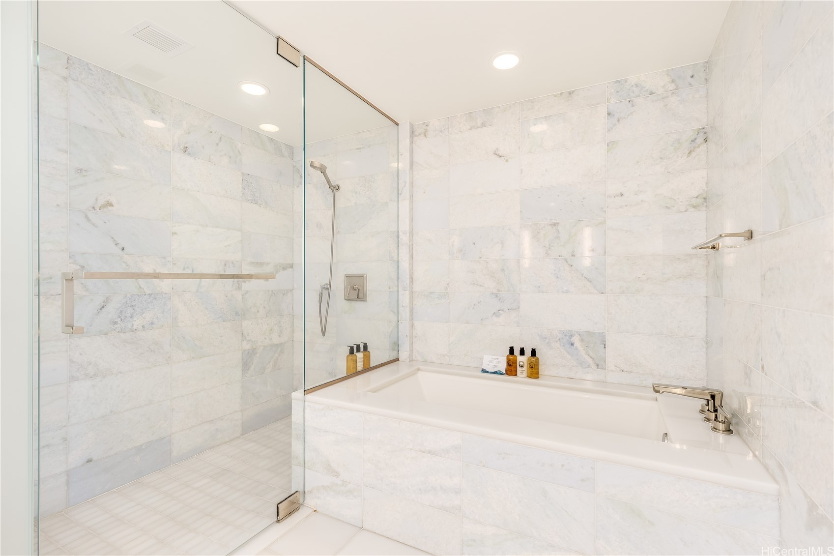 383 Kalaimoku Street E2802 Property Photo 16