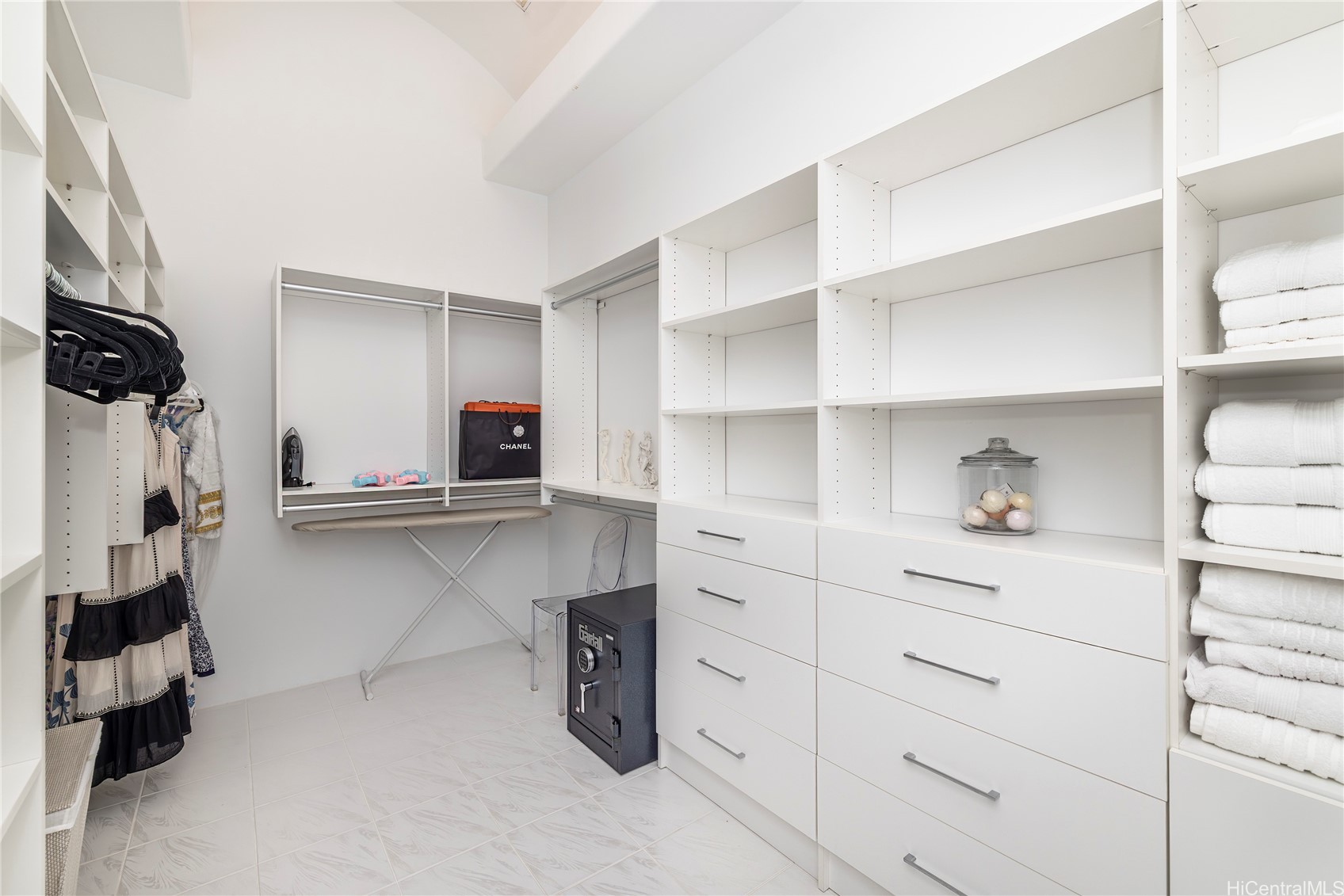 875 Ikena Circle Property Photo 11