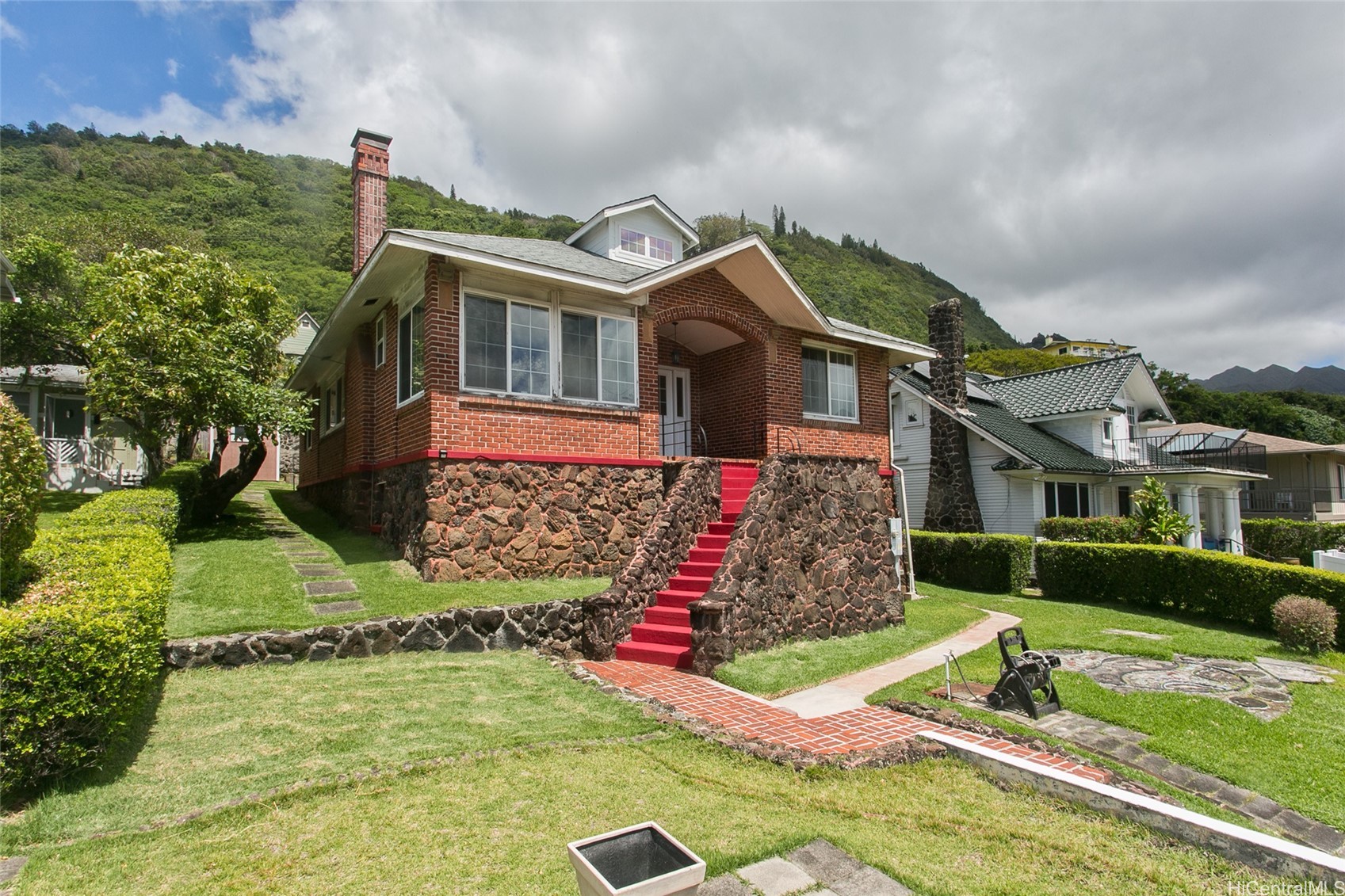 2742 Manoa Road Property Photo 1