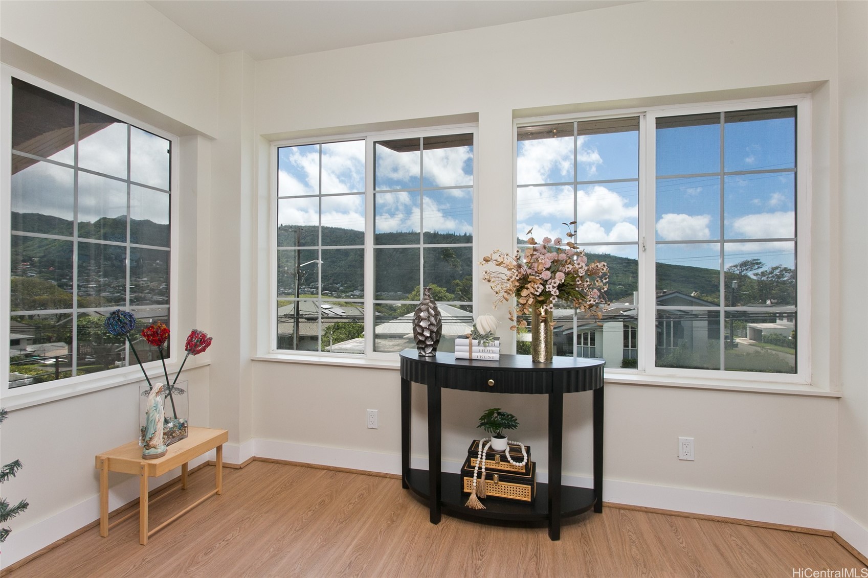 2742 Manoa Road Property Photo 6