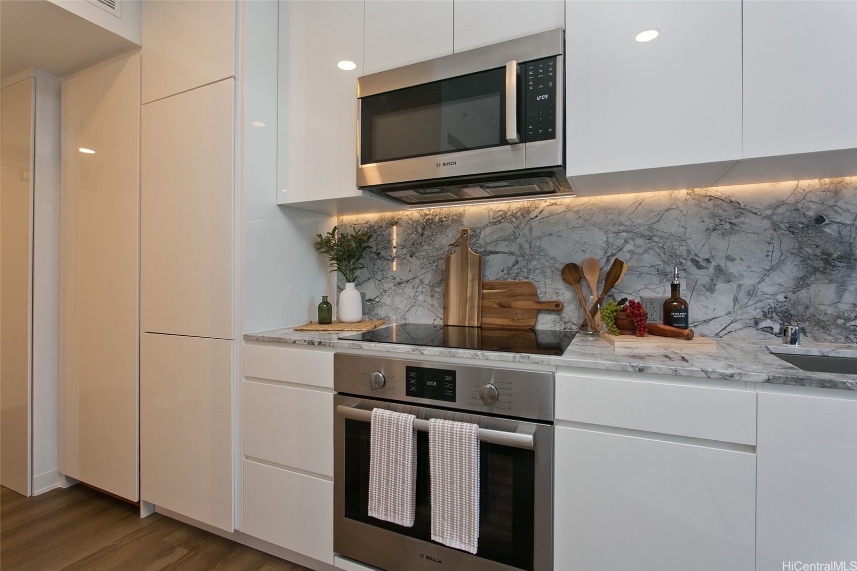 987 Queen Street 3506 Property Photo 6