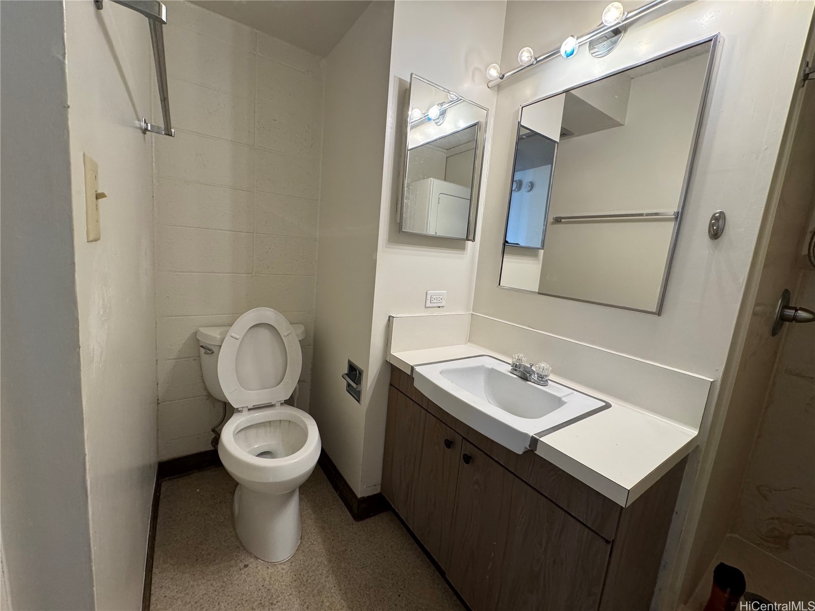 1515 Ward Avenue 1003 Property Photo 5